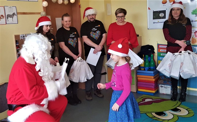 Wizyta wolontariuszy Fundacji Orange u przedszkolaków z okazji Mikołajek